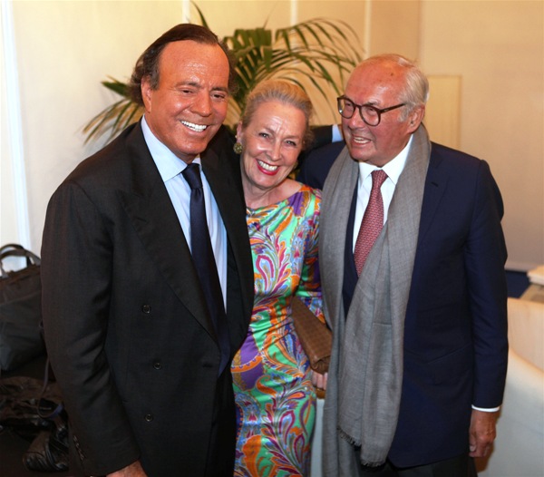 julio iglesias recibiendo un reloj chopard mille miglia edicion limitada